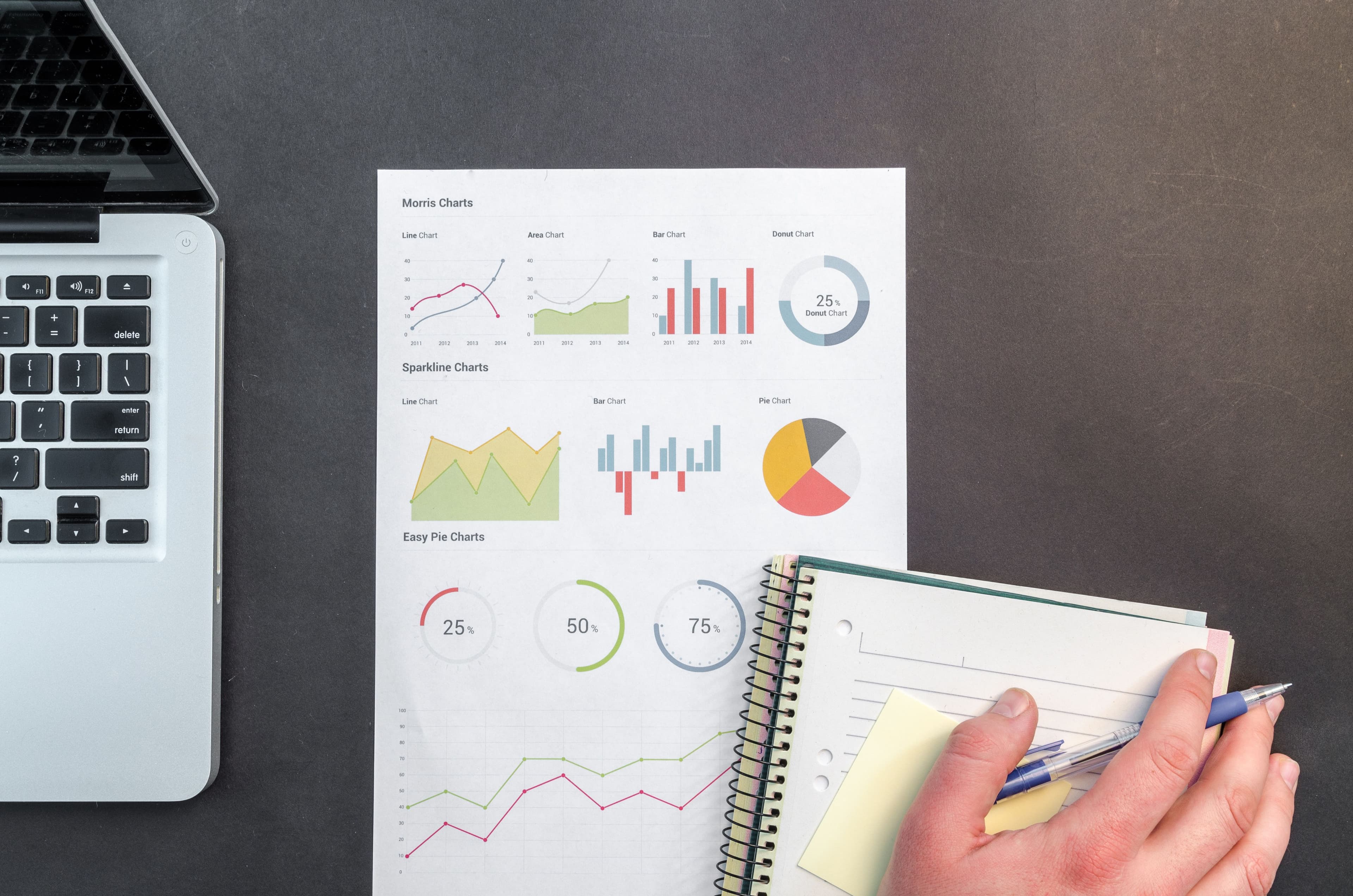 Investisseur comparant les performances du trading actif et de l'investissement long terme sur graphiques financiers