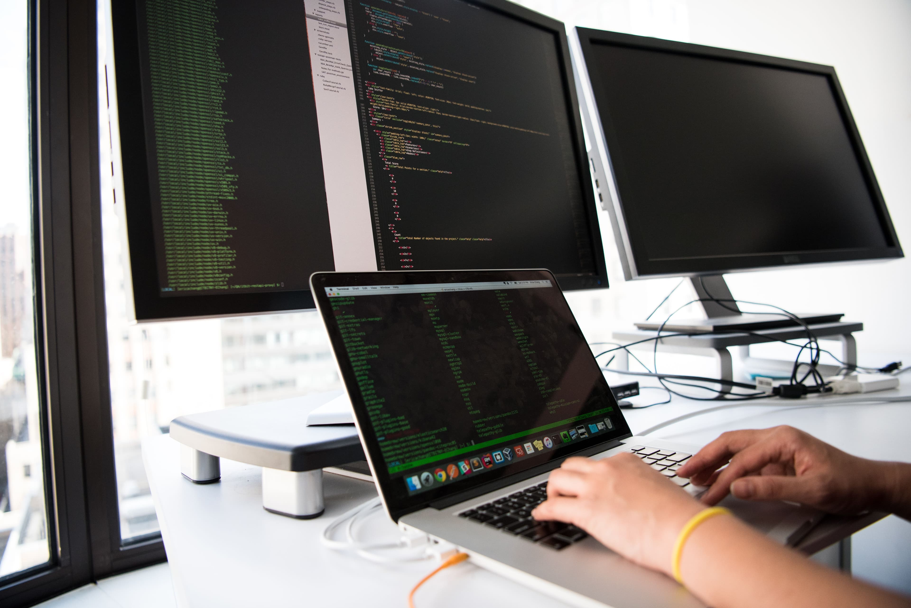 Trader construisant son plan de trading avec une méthode structurée sur plusieurs écrans d'analyse